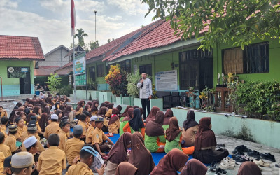 Kepala MIN 5 Kota Palangka Raya Mengajak Murid Meneladani Bakti Uwais Al-Qarni kepada Ibu