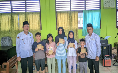 Peduli Korban Kebakaran, MIN 5 Kota Palangka Raya Serahkan Bantuan Sumbangan Korban Kebakaran di MIN 1 Katingan