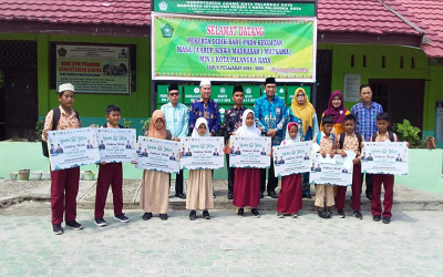 Kepala Kemenag Palangka Raya Berikan Santunan Anak Yatim di MIN 5 Kota Palangka Raya