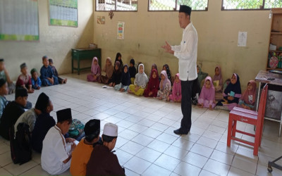 Kepala MIN 5 Kota Palangka Raya Sampaikan Materi Zakat di Hari Kedua Pesantren Ramadhan