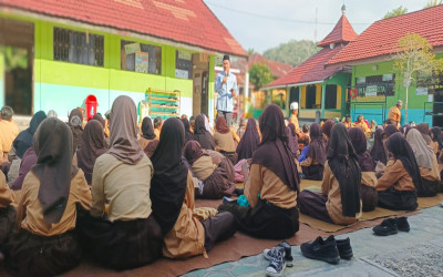 Sholat Duha, Siswa MIN 5 Palangka Raya Diingatkan Jajanan Makanan yang Halal lagi Baik