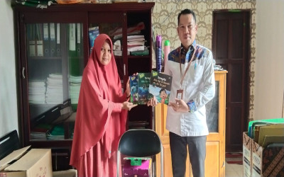 SNC Serahkan Buku Cerita Islam Bergambar Ke MIN 5 Palangka Raya