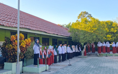 Pembina Upacara MIN 5 Kota Palangka Raya Tekankan Disiplin dan Tanggung Jawab Murid