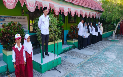 Kepala MIN 5 Kota Palangka Raya Membuka Masa Orientasi Siswa Baru