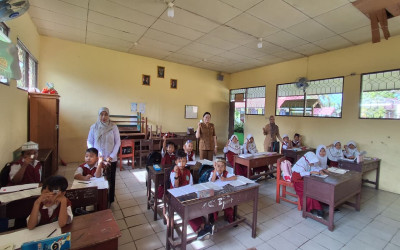 Pemberian Obat Cacing pada Murid MIN 5 Kota Palangka Raya