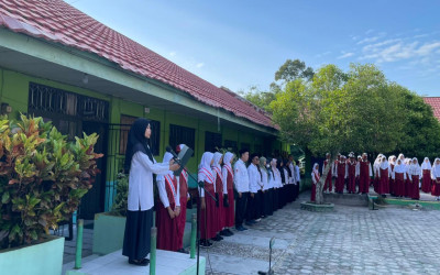 MIN 5 Kota Palangka Raya Laksanakan Upacara Bendera Rutin, Tekankan Pentingnya Literasi