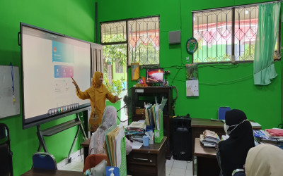 Pengawas Pembina Tri Arfayanti Melakukan Monitoring dan Sosialisasi Aplikasi Magis