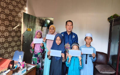 Lima Murid MIN 5 Kota Palangka Raya Terima Bantuan Pendidikan dari BAZNAS Kemenag Kota Palangka Raya