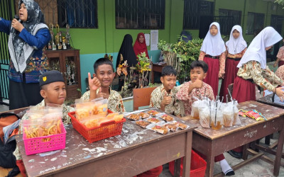 Semarak Market Day MIN 5 Kota Palangka Raya, Murid Belajar Berwirausaha dan Tampilkan Kreativitas