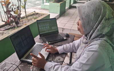 PJJ Tetap Seru dan Bermakna! Kepala MIN 5 Palangka Raya Supervisi Pembelajaran Hadis dengan Sentuhan Teknologi Digital
