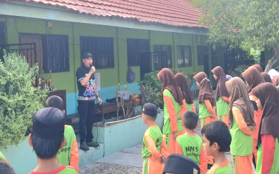Kembali Belajar di Madrasah, Kamad MIN 5 Palangka Raya Tanamkan Pesan Cinta Alam dan Semangat Menuntut Ilmu