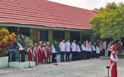 Pembina Upacara Sampaikan Motivasi Murid untuk Terus Berprestasi dan Utamakan Adab