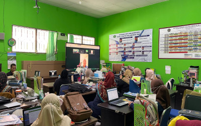 Kepala MIN 5 Palangka Raya Pimpin Rapat Kenaikan Kelas dari Mekkah