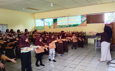Pertemuan Perdana Ekstrakurikuler Tari, Murid MIN 5 Kota Palangka Raya Diajari Gerakan Dasar