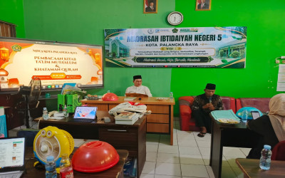 Guru MIN 5 Kota Palangka Raya Tak Hanya Mengajar, tapi Juga Menimba Ilmu: Bedah Ta’lim Muta’allim dan Khataman Al-Qur’an