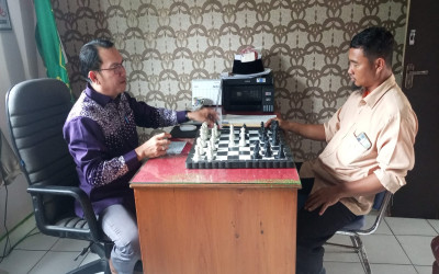 Asah Strategi, Kepala MIN 5 Kota Palangka Raya Latihan Catur Bersama Dewan Guru