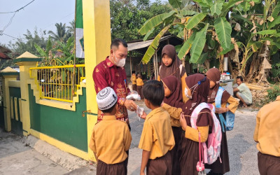 Kepala MIN 5 Kota Palangka Raya Bagikan Masker kepada Murid
