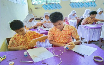 Pelajaran IPAS, Murid MIN 5 Palangka Raya Menguji Medan Magnet Sederhana