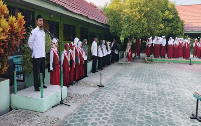 Upacara Senin MIN 5 Kota Palangka Raya, Pembina Beri Pesan tentang Kebersihan dan Kesehatan di Musim Kemarau