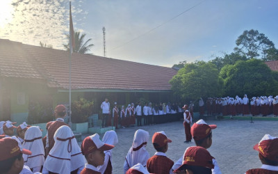 Upacara Senin di MIN 5 Kota Palangka Raya, Pembina Berikan Pesan Penting