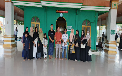 Guru MIN 5 Kota Palangka Raya Ziarah ke Makam Muhammad Mahmud al Qabul
