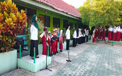 Pembina Ajak Murid Manfaatkan Waktu untuk Belajar dalam Amanat Upacara MIN 5 Kota Palangka Raya