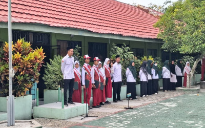Pembina Upacara Bendera di MIN 5 Kota Palangka Raya Tanamkan Sikap Menjadi Manusia yang Bermanfaat
