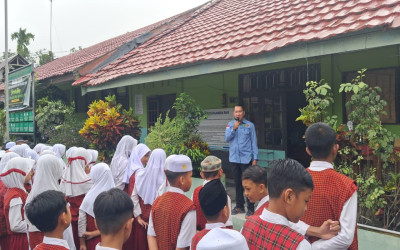 Kepala MIN 5 Kota Palangka Raya Berikan Arahan kepada Murid Usai Asesmen Semester Genap