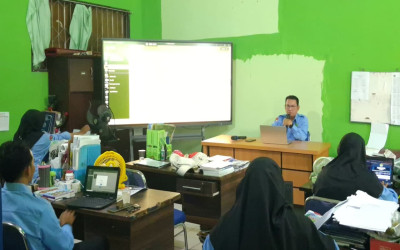 Kepala MIN 5 Palangka Raya Bimbing ASN Mengisi Aplikasi AKSIHARI