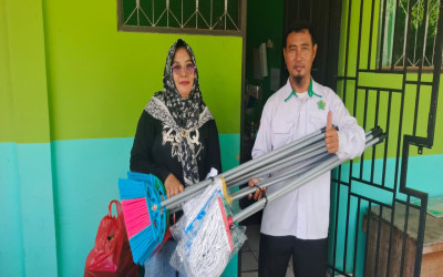 Komite MIN 5 Kota Palangka Raya Serahkan Perlengkapan Kelas dan Sabun Cuci Tangan